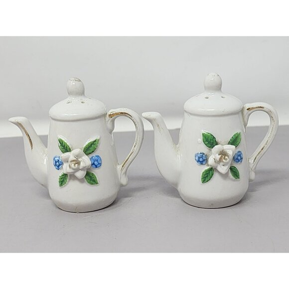 Vintage Red Barrel & White Floral‎ Teapot Salt & Pepper Shakers Set Japan - Picture 2 of 13